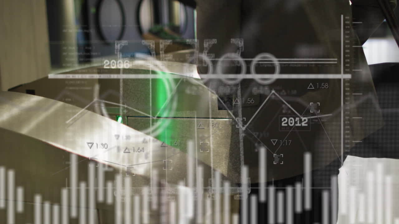 animación de procesamiento de datos y estadísticas sobre empresario caucásico que utiliza teléfono inteligente