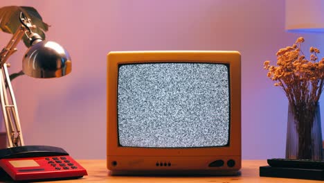 tv retro, televisión vintage en una configuración nostálgica, una tv retro muestra grano en la pantalla, dispositivo aterrador de la noche de halloween bueno para la llave de croma y la pantalla verde. imágenes de alta calidad 4k