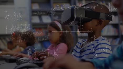 Ecuaciones-Matemáticas-Flotando-Contra-Un-Niño-Afroamericano-Que-Usa-Auriculares-Vr-En-La-Escuela-Primaria