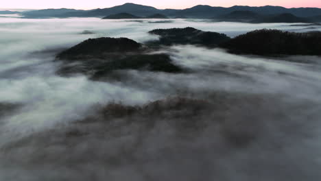 amanecer brumoso sobre el lago santeetlah en carolina del norte tirando hacia atrás