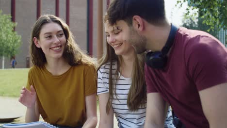 dos estudiantes caucásicas que estudian fuera del campus de la universidad