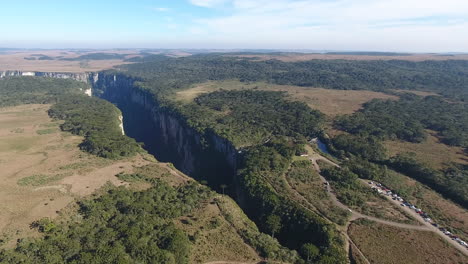 Maravilloso-Cañón-Y-Cascada-En-Escena-Aérea,-Al-Sur-De-Brasil