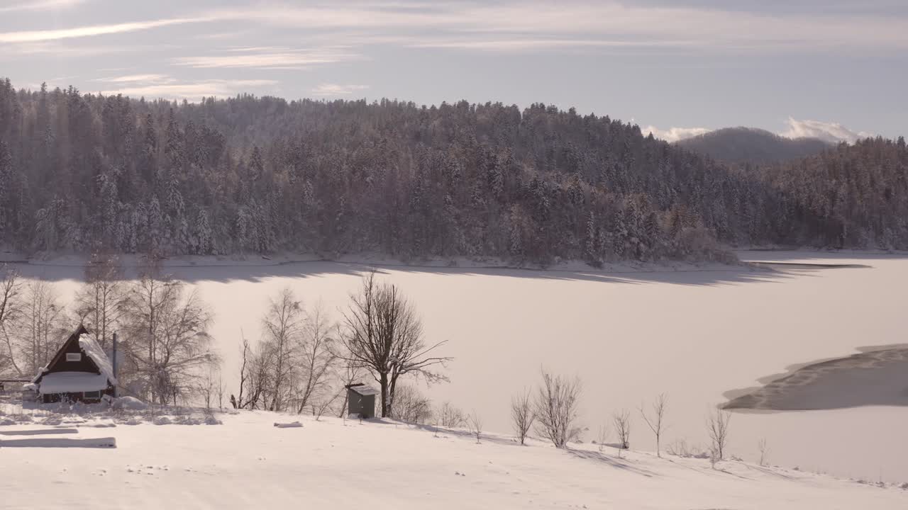 눈 덮인 계곡의 환상적인 전망