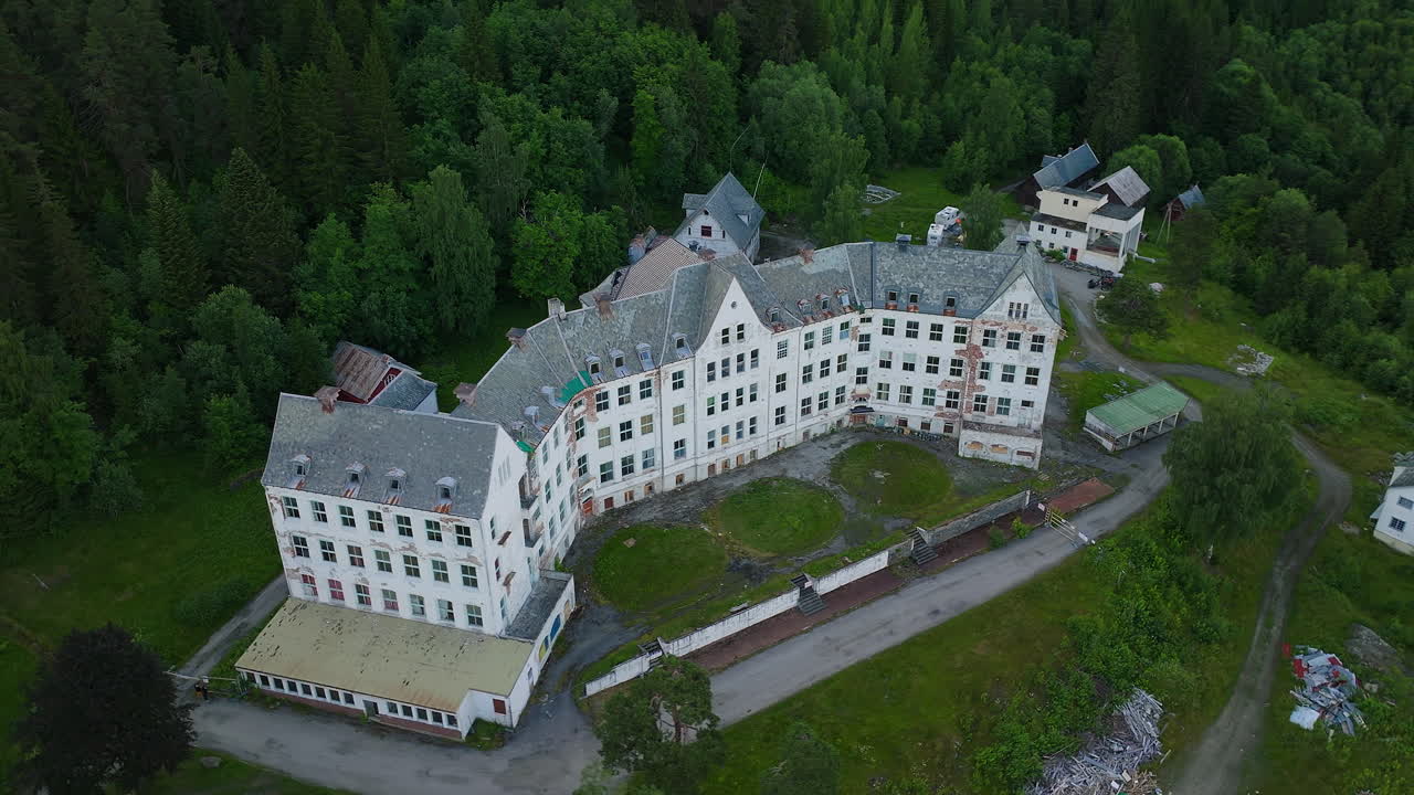Blick von oben auf das historische psychiatrische Krankenhaus Lyster Sanatorium