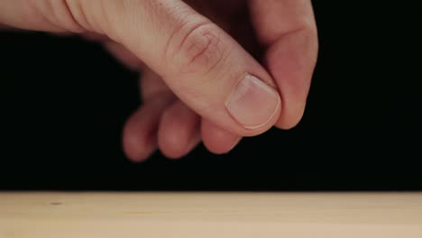 un hombre tratando de atrapar una moneda