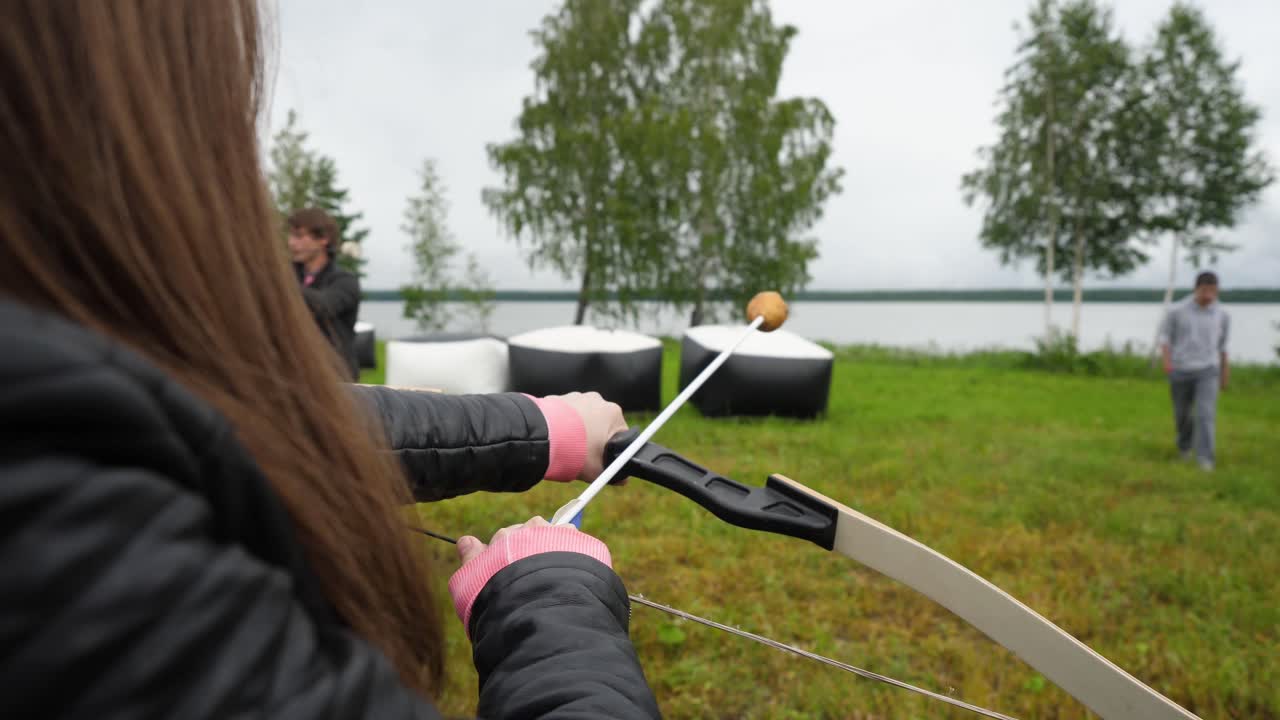 práctica de tiro con arco al aire libre
