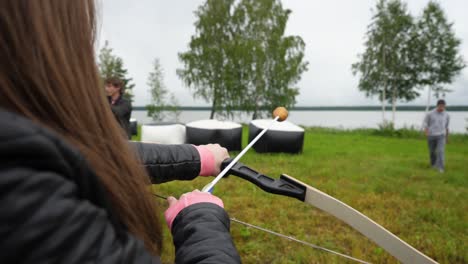 práctica de tiro con arco al aire libre