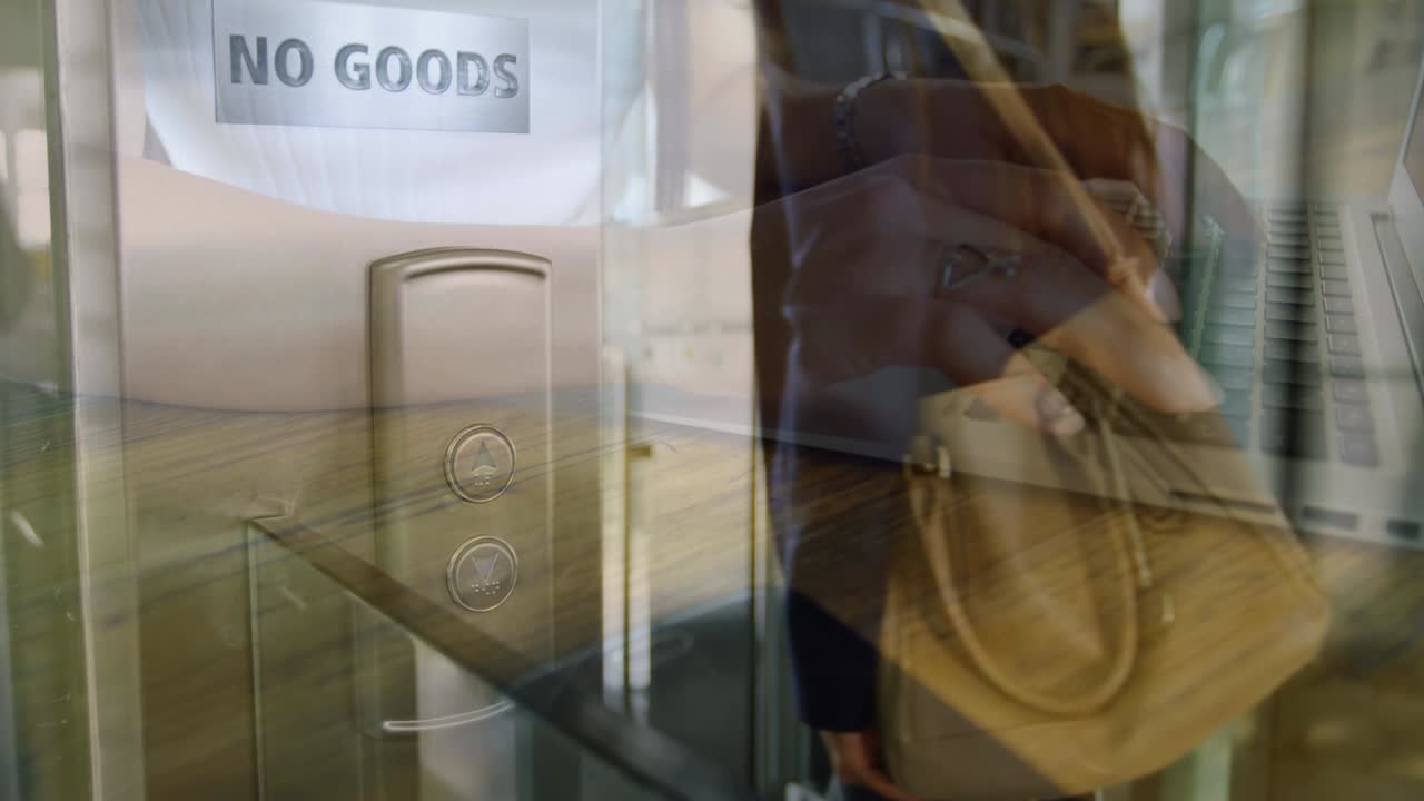 animación de una mujer usando una computadora portátil sobre una mujer de negocios que entra en la entrada del lugar de trabajo