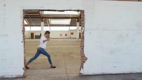 bailarín en un almacén vacío