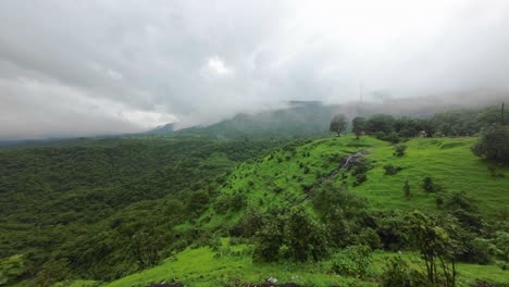 Wunderschöner-Grüner-Waldhügel-Staion-Matheran