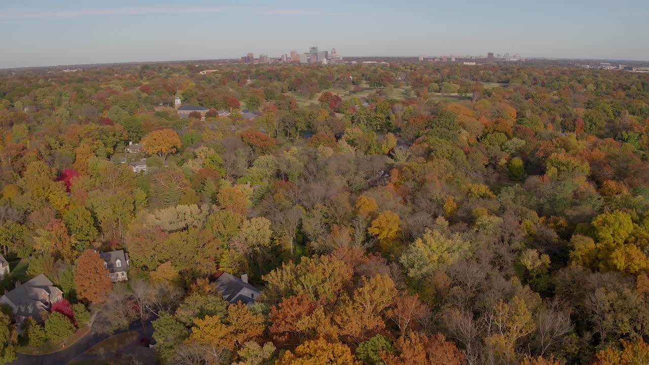 작은 교회와 공원을 향한 가을 나무와 집
