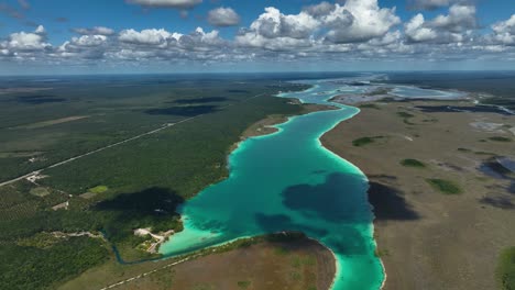 aguas vibrantes en los rápidos de bacalar en la soleada quintana roo, méxico - vista aérea