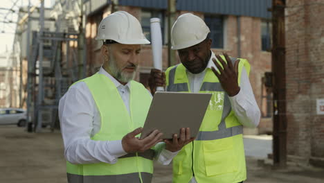 ingenieros de construcción que revisan los planos