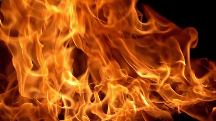 Llamas de fuego sobre fondo negro en cámara lenta