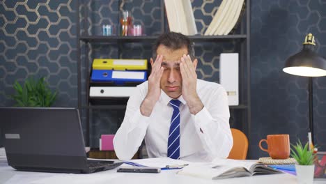 hombre de negocios con dolor de cabeza.