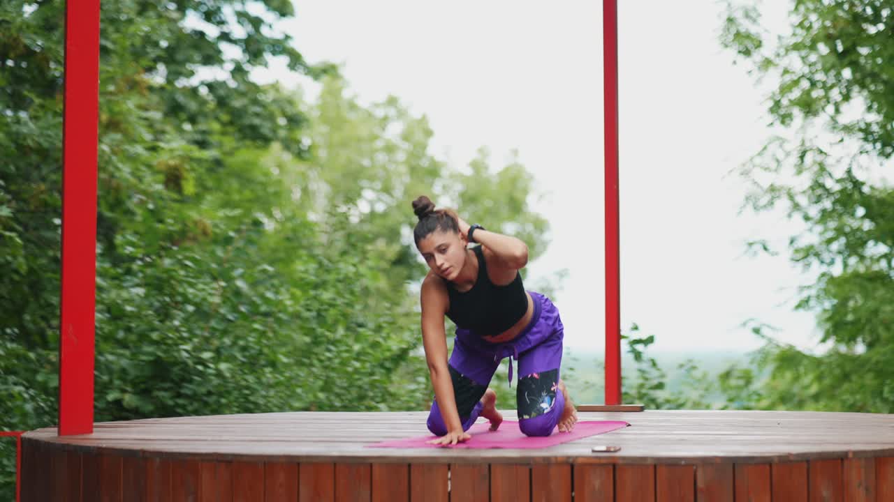 mujer practicando yoga al aire libre