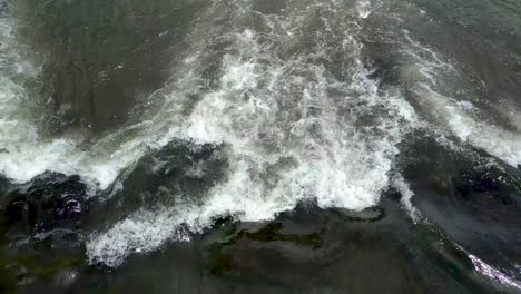 Apretado-Tiro-De-Agua-Corriendo-Sobre-La-Parte-Superior-De-Las-Rocas-En-El-Río-Iguazú