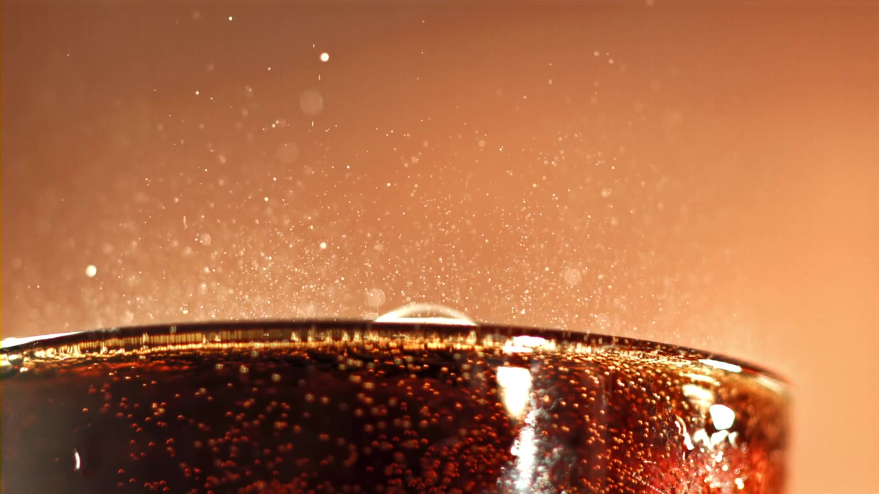 Ripresa macro di una bevanda gassata frizzante con bollicine che salgono