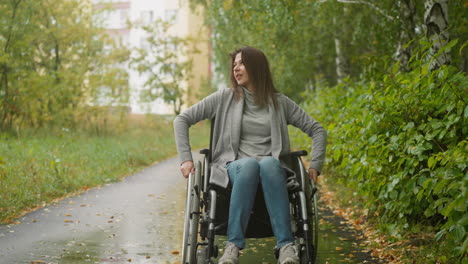 mujer con parálisis disfruta del descanso en el parque verde en un día desagradable