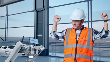 ingeniero celebrando con el robot