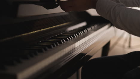 Las-Manos-Del-Pianista-Tocando-La-Nota-Final-De-Una-Canción-Y-Cerrando-Cuidadosamente-El-Tablero-De-Su-Piano