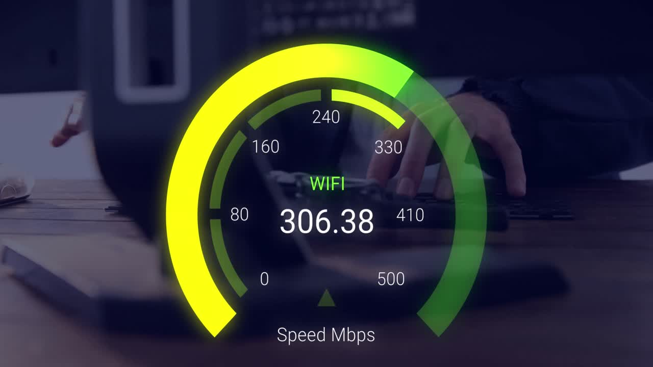 animación del velocímetro amarillo sobre las manos de un hombre caucásico usando una computadora portátil