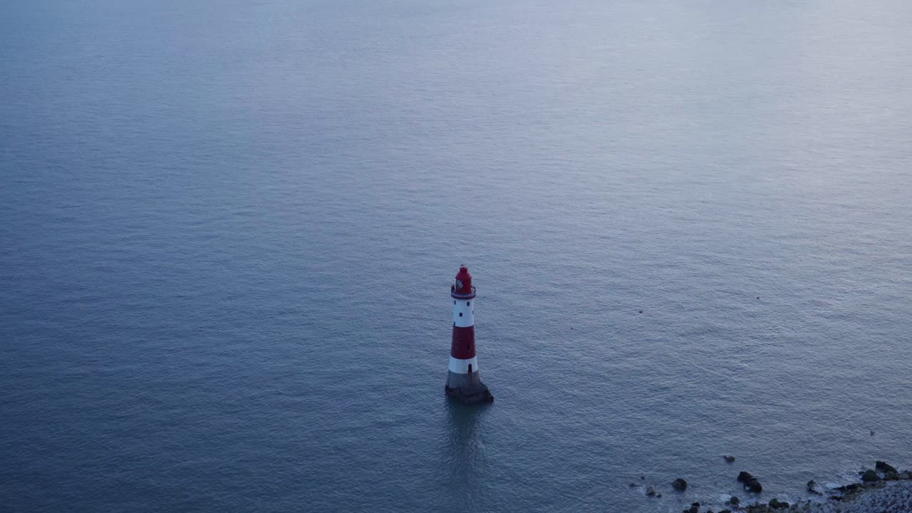 faro rojo y blanco junto a la costa