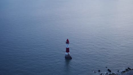 Faro-Rojo-Y-Blanco-Junto-A-La-Costa