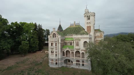 el palacio abandonado de dona chica, palmela. braga, portugal