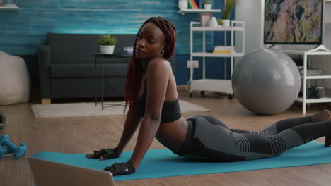 mujer delgada y en forma practicando deporte durante el entrenamiento matutino de yoga