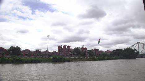 vista de la estación de howrah desde el interior del lanzamiento