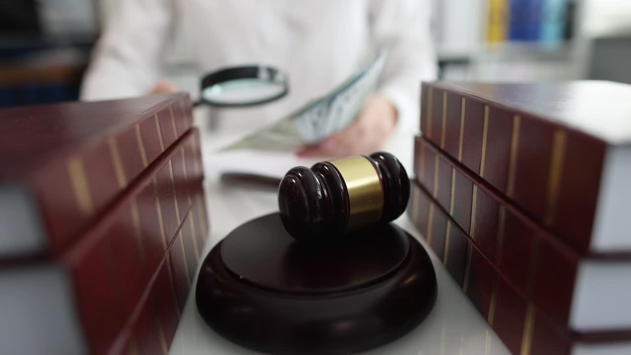 el juez tiene dinero y una lupa.