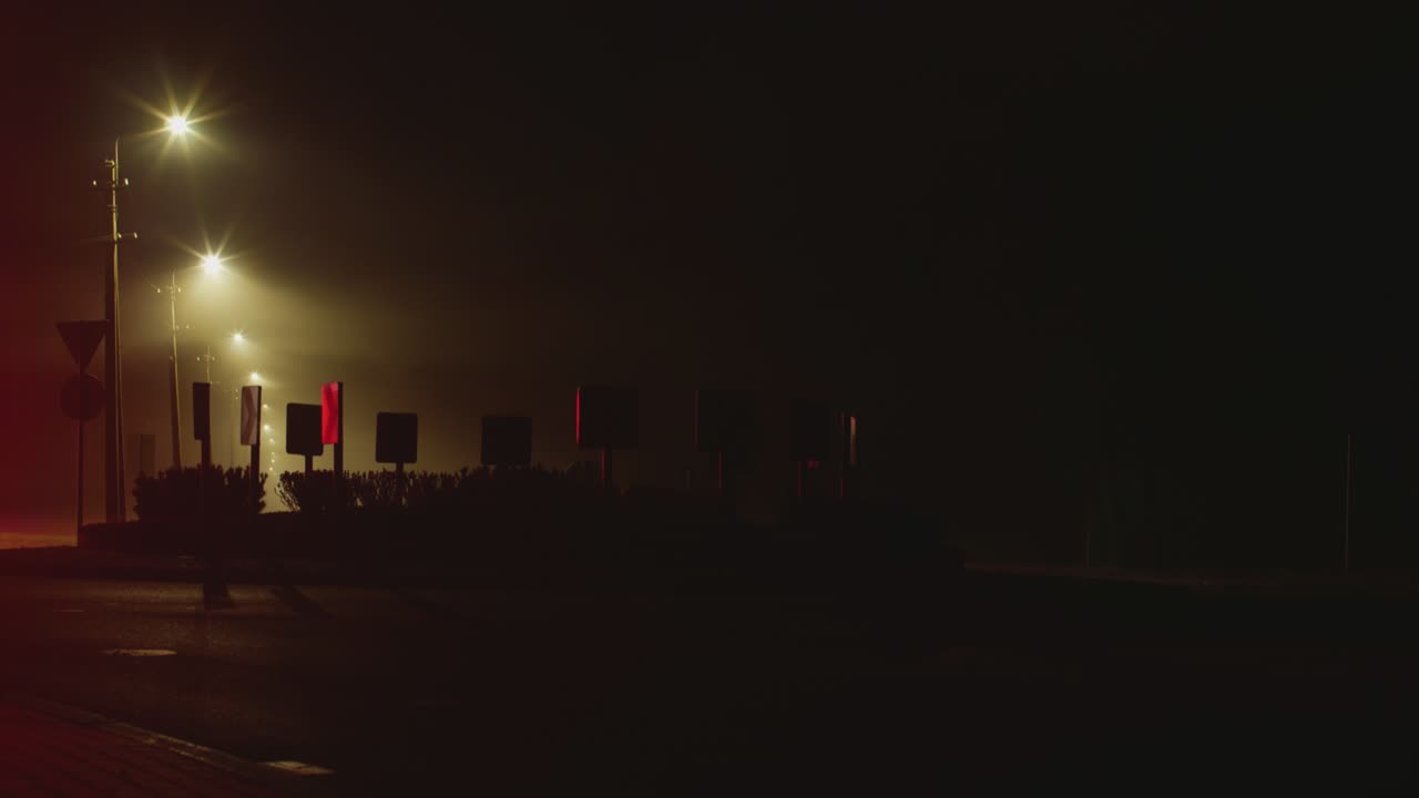 Traffico in rotonda di notte. Timelapse 4K