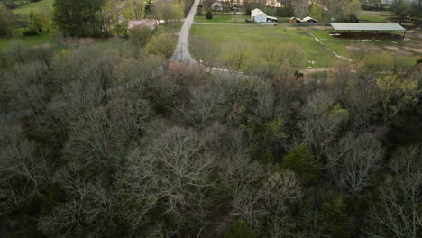 Toma-Aérea-Que-Muestra-Los-Paseos-Junto-Al-Lago-Disponibles-En-El-Lago-Sequoyah