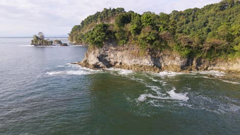 The-untouched-pacific-coast-of-central-America