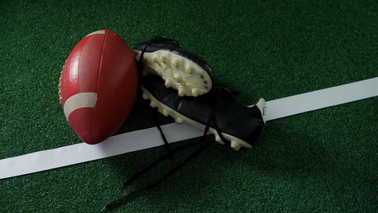 Pallone da rugby e tacchetto su linea di demarcazione 4k