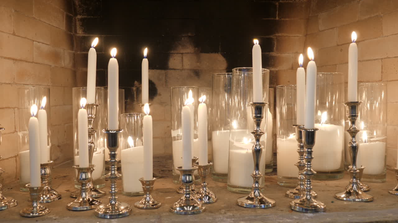 velas y candelabros en chimenea
