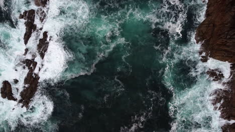 Wild-Ocean-Waves-Breaking-on-Coast-Sea-Rock,-Aerial-Top-Down-Ascending