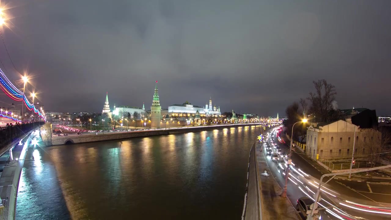 MOSCOU. RUSSIE. Le grand pont de pierre Bolshoy Kamenniy. Vue depuis le pont sur le Kremlin de Moscou et le quai de la Moskova. Timelapse.