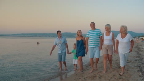 Große-Familie,-Die-Am-Strand-Spaziert-Und-Fotos-Macht