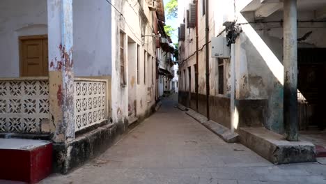 toma de establecimiento de edificios y viviendas en malas condiciones en stone town