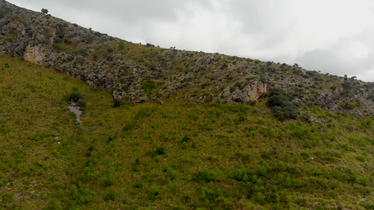 imágenes de drones invertidas que revelan una hermosa montaña verde