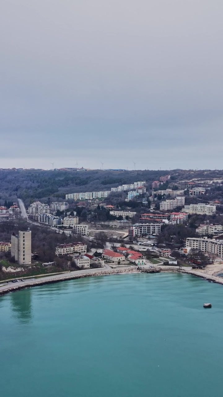 Cittadina costiera con edifici in riva al mare in una giornata nuvolosa
