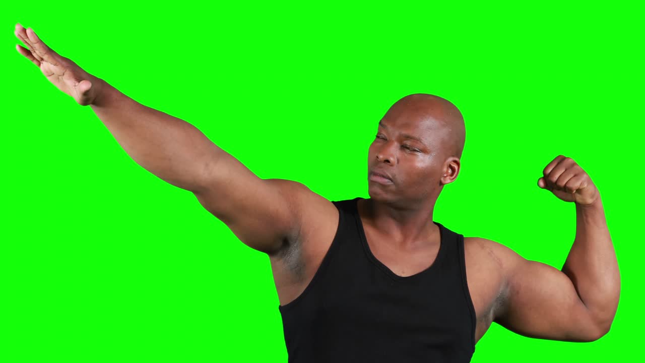 hombre musculoso gestando frente a la cámara