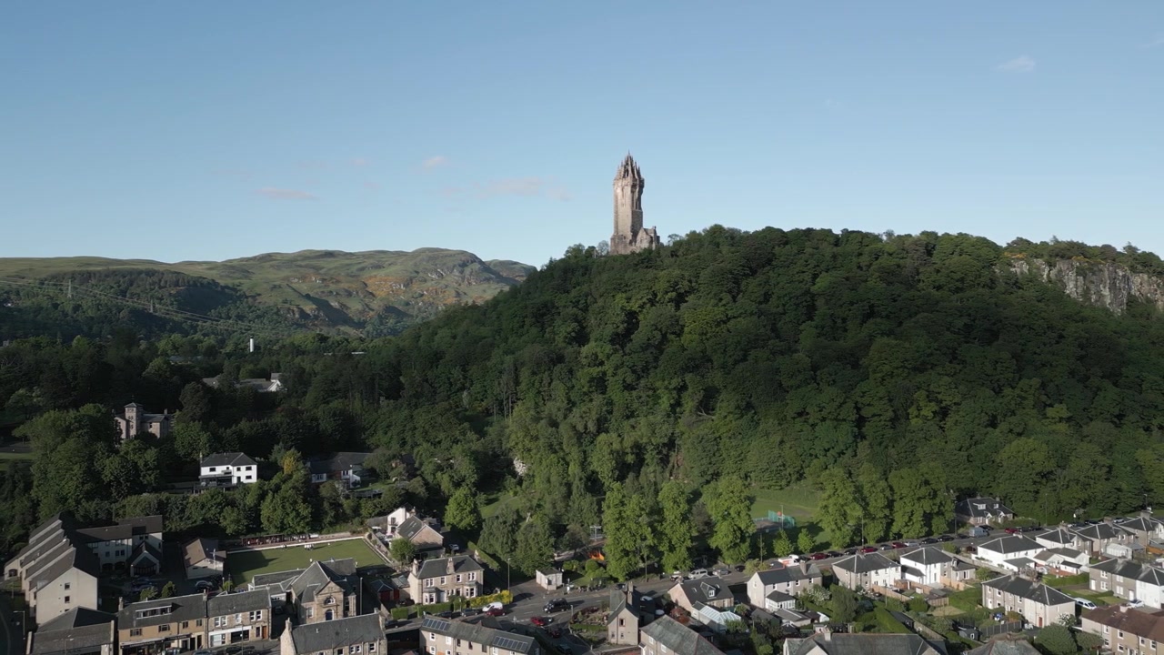 Umlaufende Luftaufnahme des Wallace Monuments in Schottland