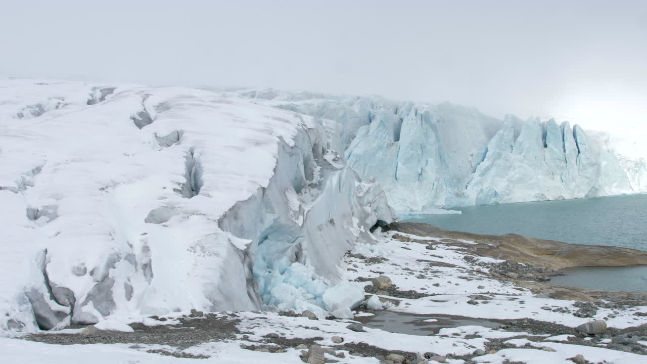 노르웨이의 인상적인 녹는 빙하 가장자리의 넓은 샷, 정적