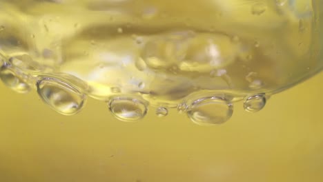 imágenes en cámara lenta de salpicaduras de agua en la botella