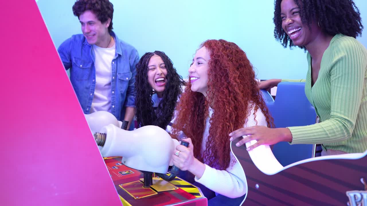 Amici che si divertono con i giochi arcade