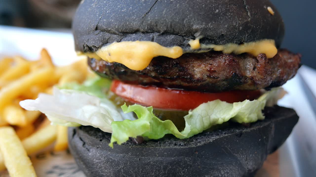 hamburguesa con queso y papas fritas.
