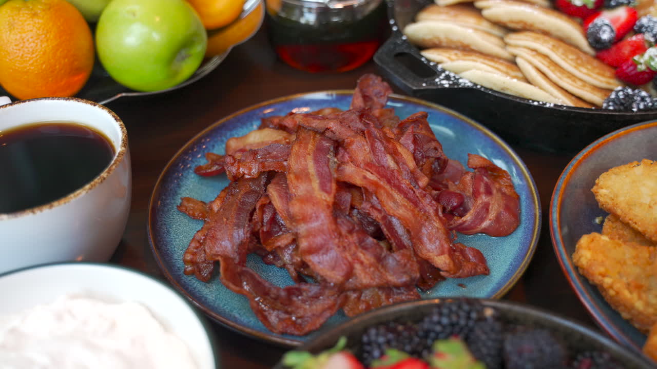 buffet de desayuno, que incluye huevos, café, jugo, tocino y patatas